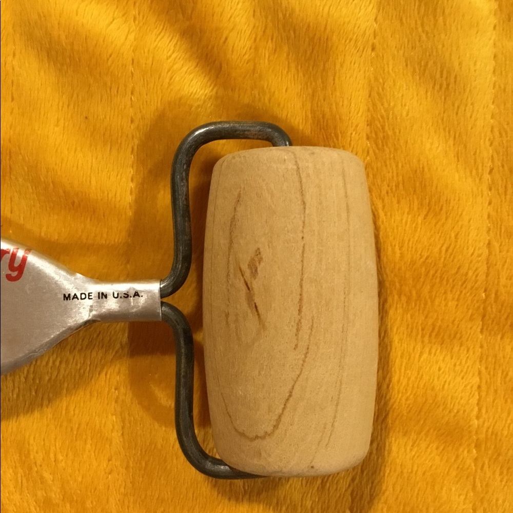 Vintage Ekco Pastry and Pizza Roller - Picture 4 of 7